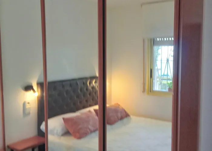 & Flowers Free Parking Σαλού